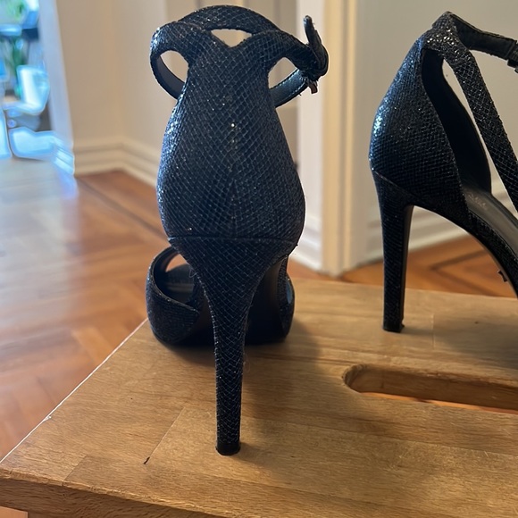 Michael by Michael Kors Sandals. Cobalt blue. 4” heel - Picture 4 of 6